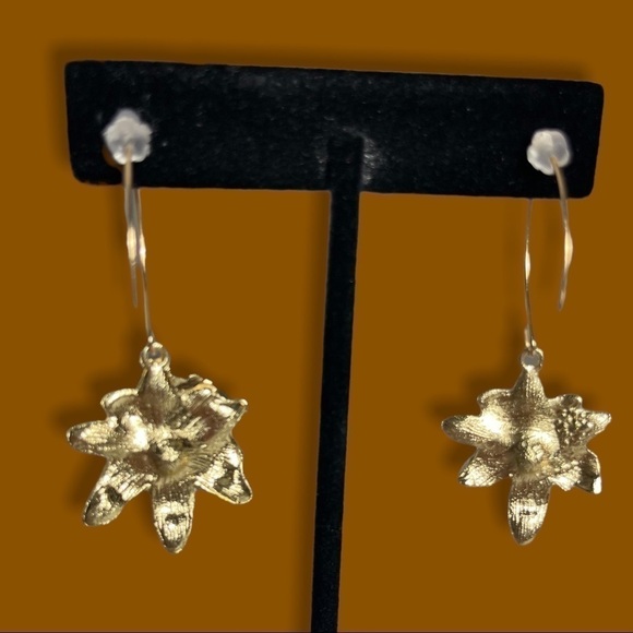 💍 Fire Glow Goldtone Dangle Earrings with Crystal Center - Picture 11 of 13